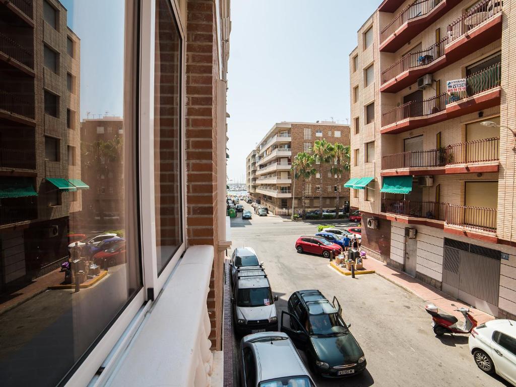 una vista da una finestra di una strada con auto parcheggiate di Apartment Edificio Belen V by Interhome a Torrevieja