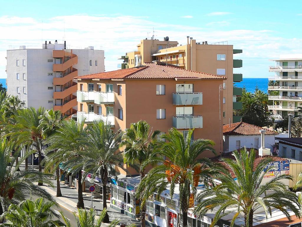 una ciudad con palmeras y edificios y el océano en Apartment Terecel Salou-6 by Interhome, en Salou