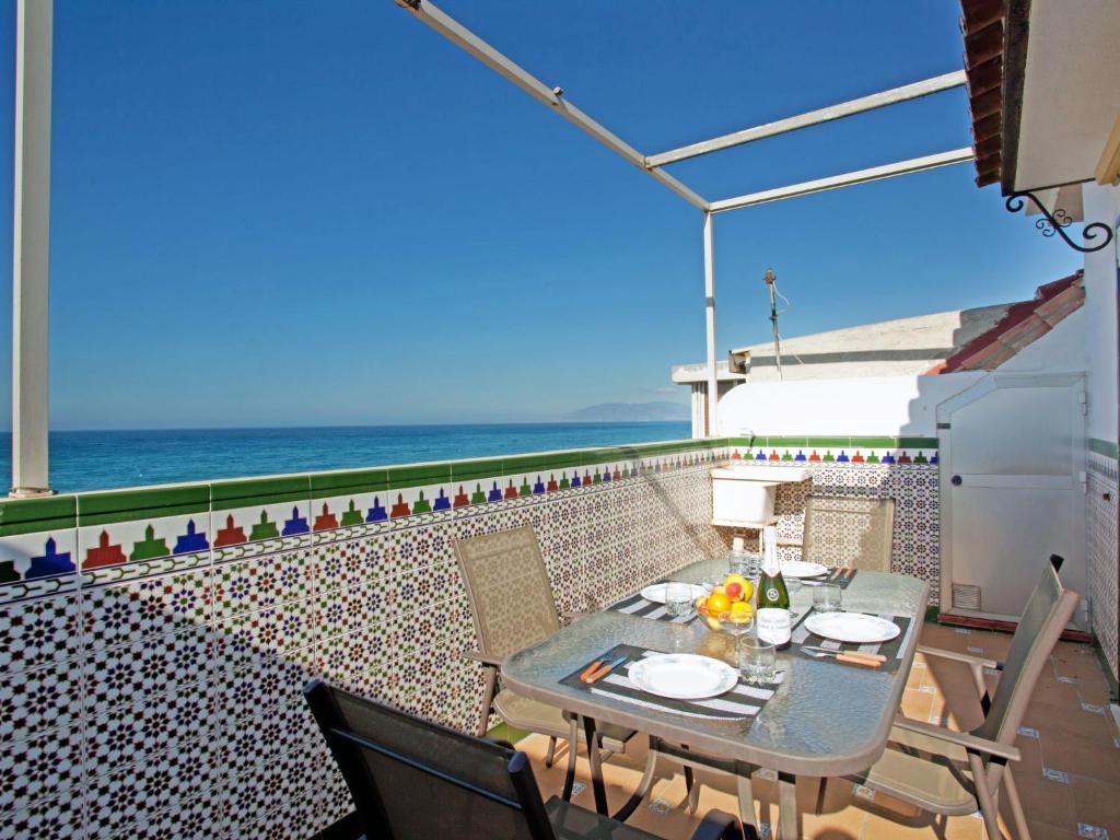 リンコン・デ・ラ・ビクトリアにあるApartment San Luis Playa by Interhomeの海を望むパティオ(テーブル、椅子付)