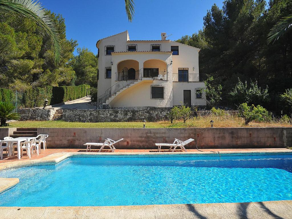 una casa con piscina frente a una casa en Holiday Home Tosalans by Interhome, en Balcón del Mar