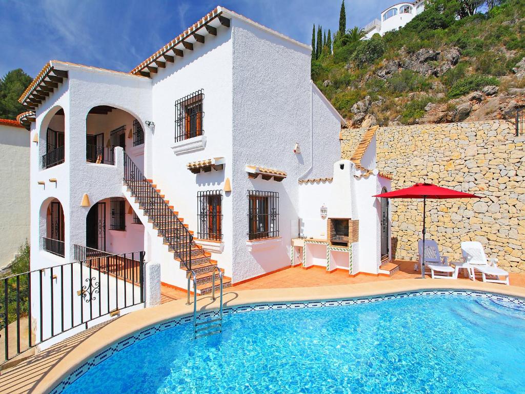 Villa con piscina frente a una casa en Holiday Home Del Azahar by Interhome en Monte Pego