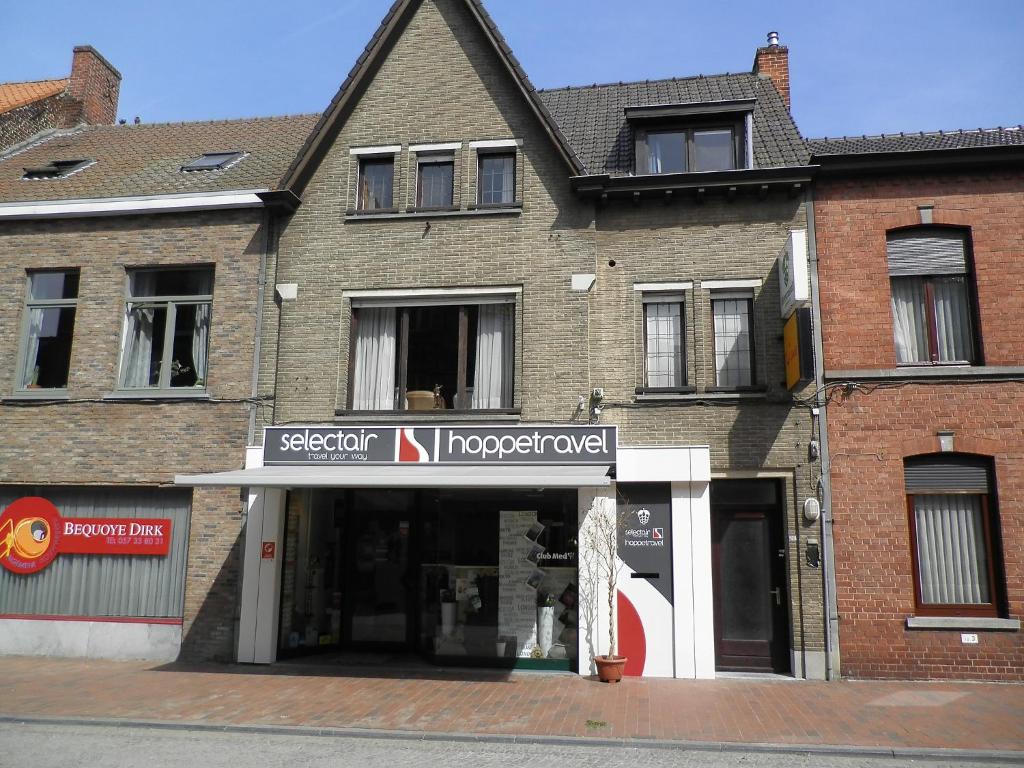 uma loja em frente a um edifício de tijolos com uma placa em Apartment Poperinge by Interhome em Poperinge