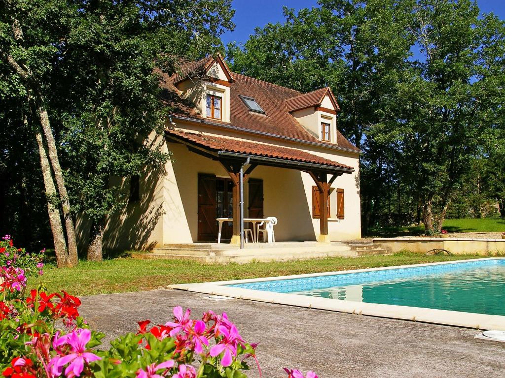 una casa con piscina frente a ella en Holiday Home Les Chenes by Interhome en Salviac