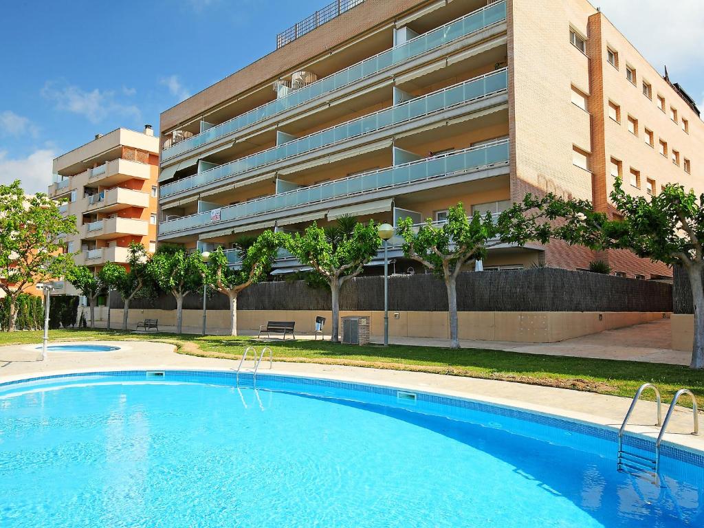 a swimming pool in front of a building at Apartment Nou Salou in Salou
