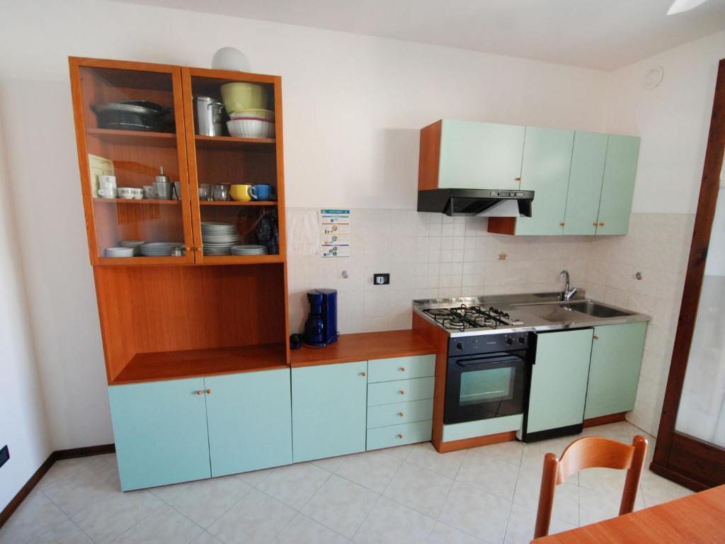 Kuchyňa alebo kuchynka v ubytovaní Apartment Hermitage-3 by Interhome
