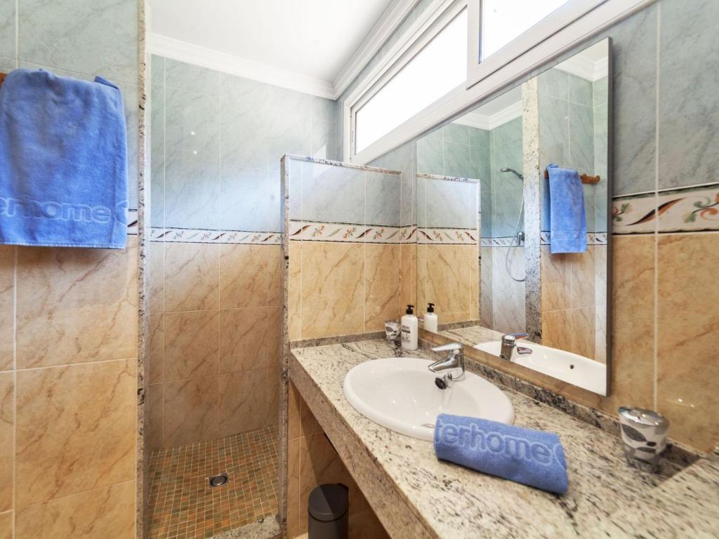 Kúpeľňa v ubytovaní Holiday Home Costabella by Interhome