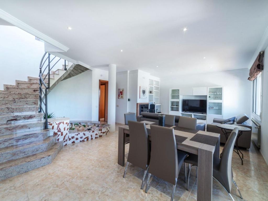 Televízia a/alebo spoločenská miestnosť v ubytovaní Holiday Home Costabella by Interhome