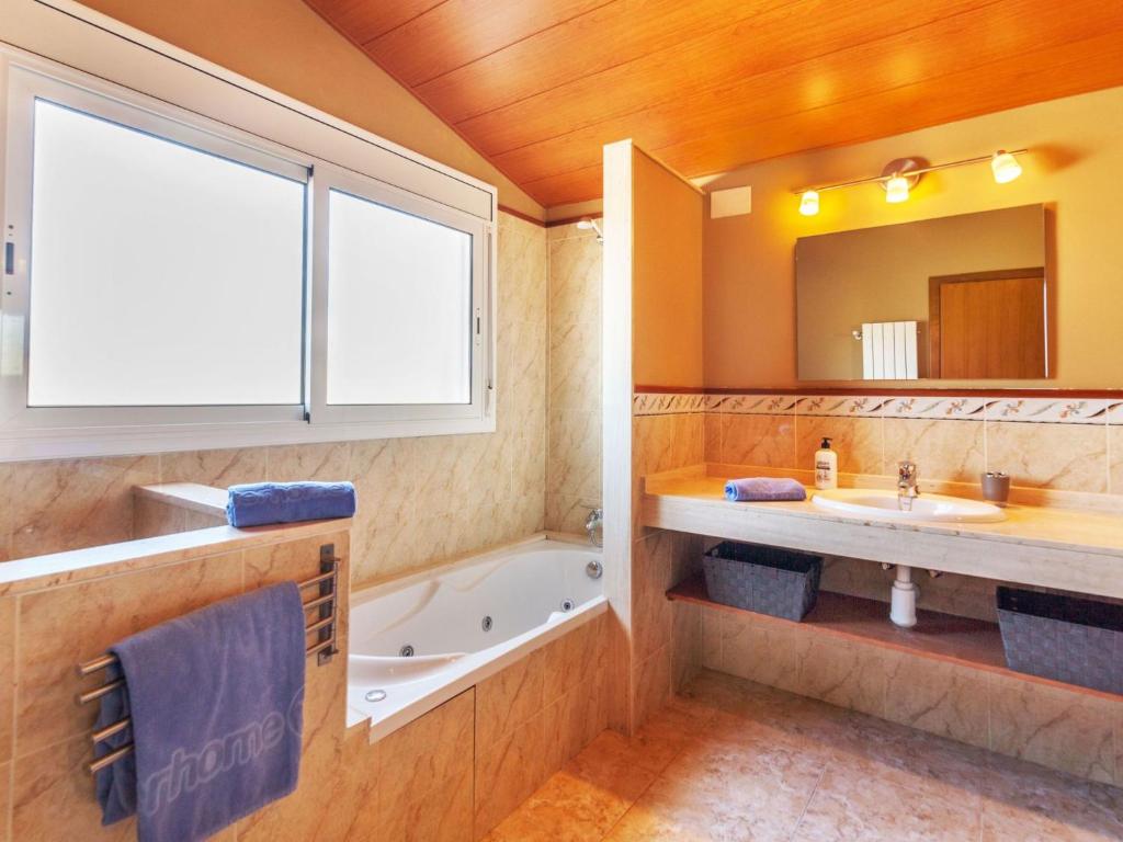 Kúpeľňa v ubytovaní Holiday Home Costabella by Interhome