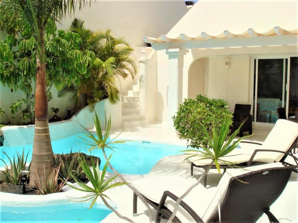 Bazén v ubytování Villa lujo tranquila con piscina a 5 min playa nebo v jeho okolí