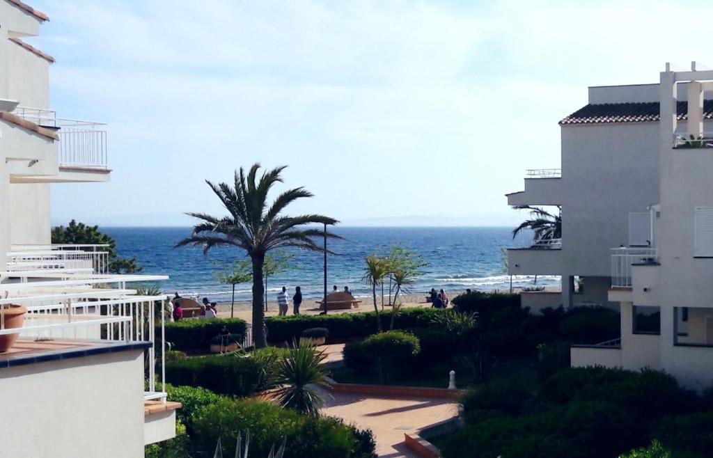 widok na ocean z balkonu budynku w obiekcie Residencia Platja de Roses w mieście Roses