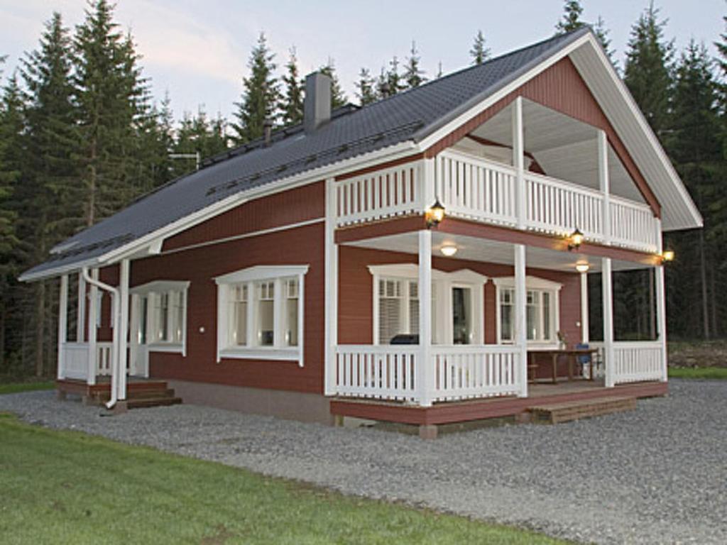 ein großes rotes Haus mit einem Gameradach in der Unterkunft Holiday Home Arhippa by Interhome in Kurkimaki