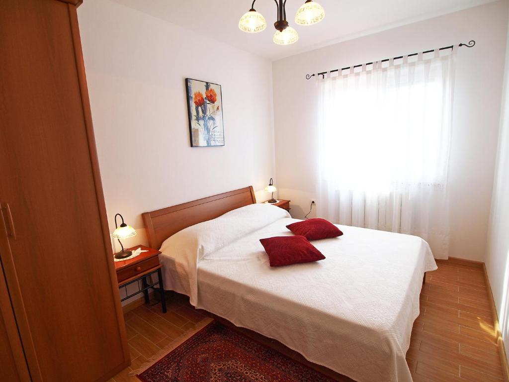 Postel nebo postele na pokoji v ubytování Holiday Home Mirela by Interhome
