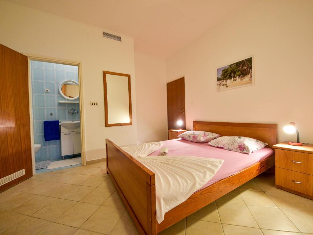 Postel nebo postele na pokoji v ubytování Apartment Zdenko-5 by Interhome