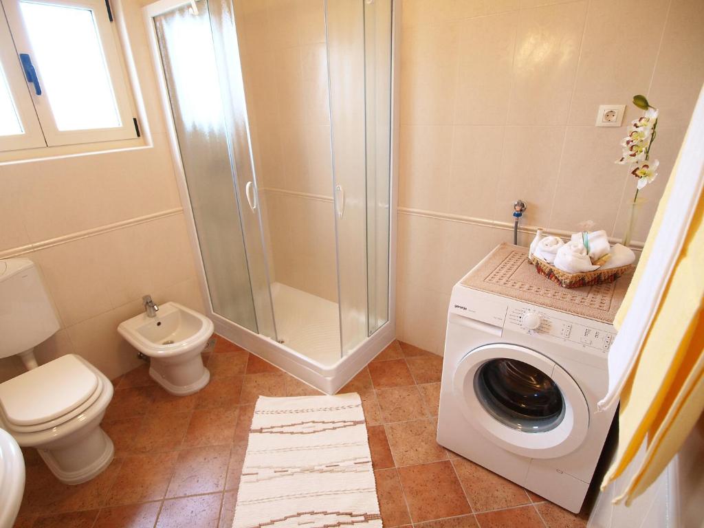 Koupelna v ubytování Holiday Home Mirela by Interhome