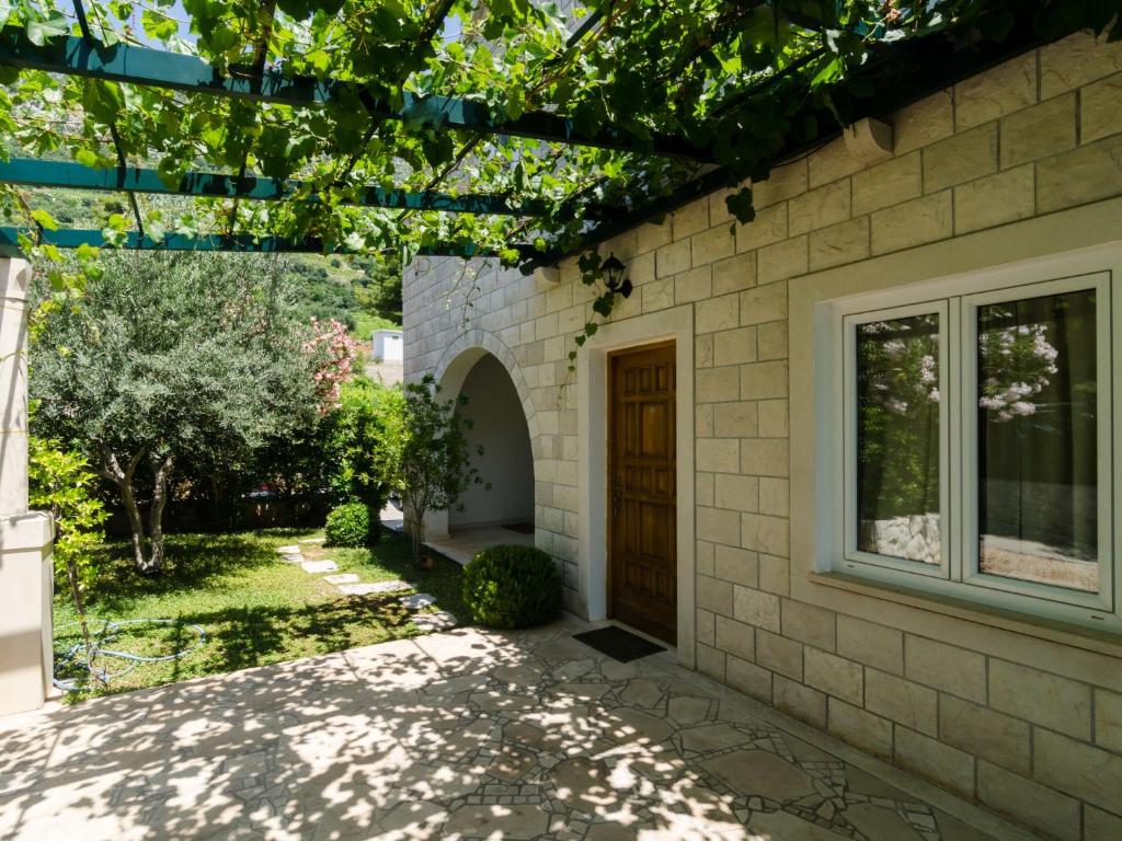 Vonkajšia záhrada v ubytovaní Apartment Plavac Mali-1 by Interhome