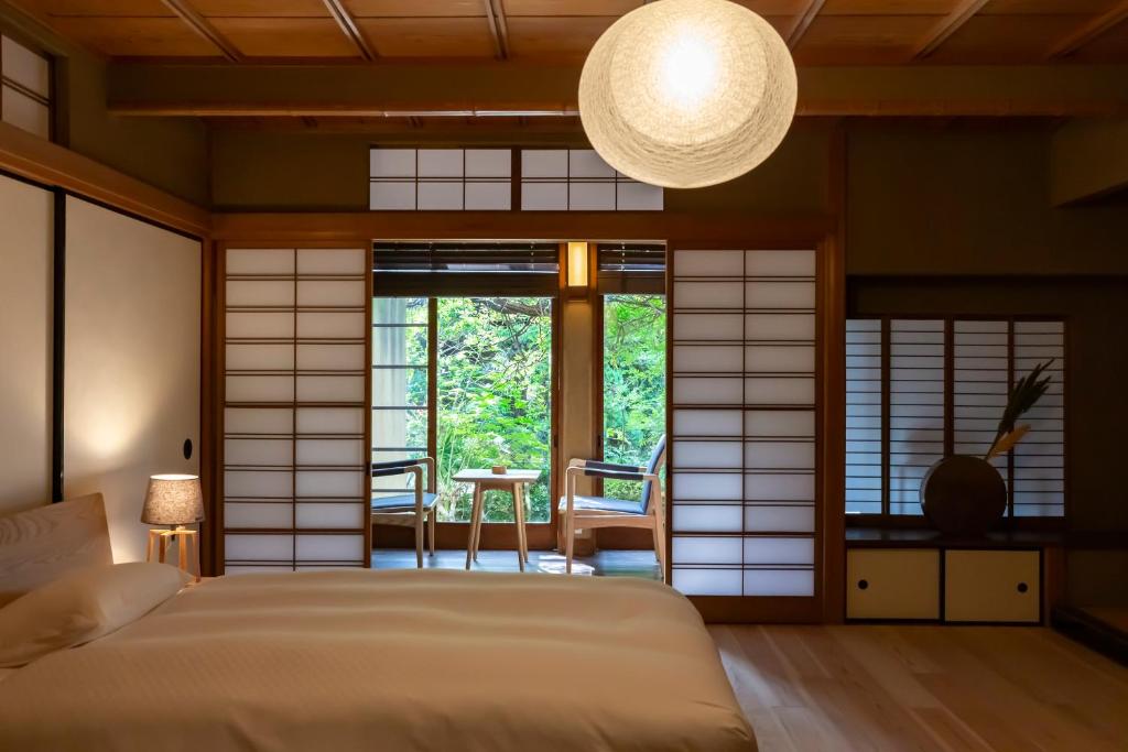 Postel nebo postele na pokoji v ubytování NIPPONIA HOTEL NARA NARAMACHI