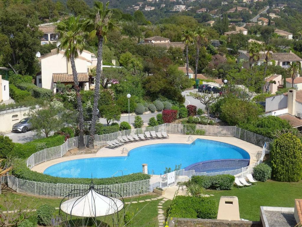 einen Blick über einen Pool im Hof in der Unterkunft Holiday Home Le Belvédère by Interhome in Saint-Clair