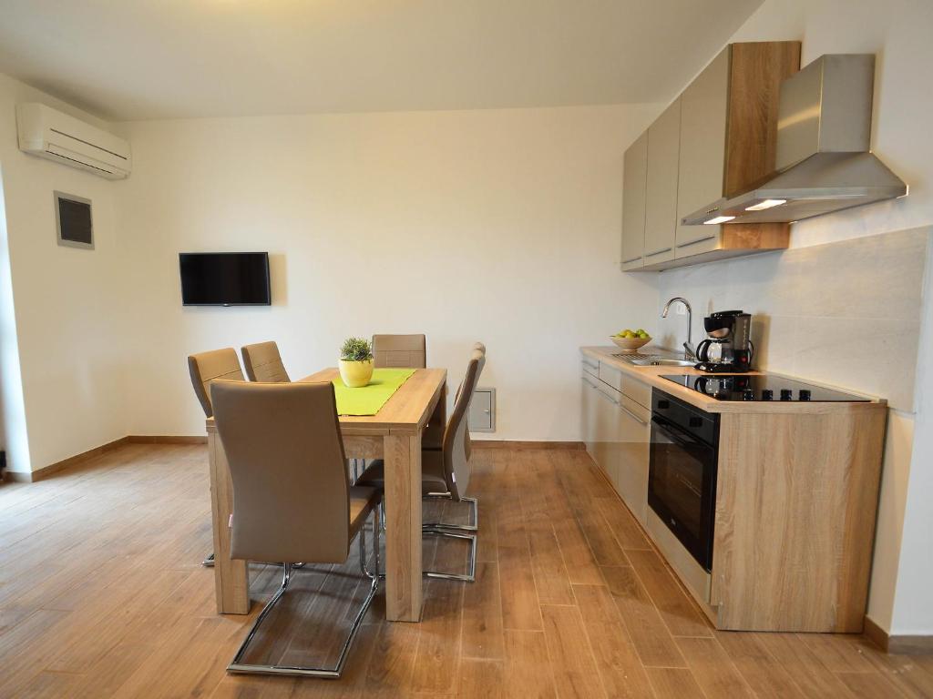 Kuchyň nebo kuchyňský kout v ubytování Apartment Kika-1 by Interhome
