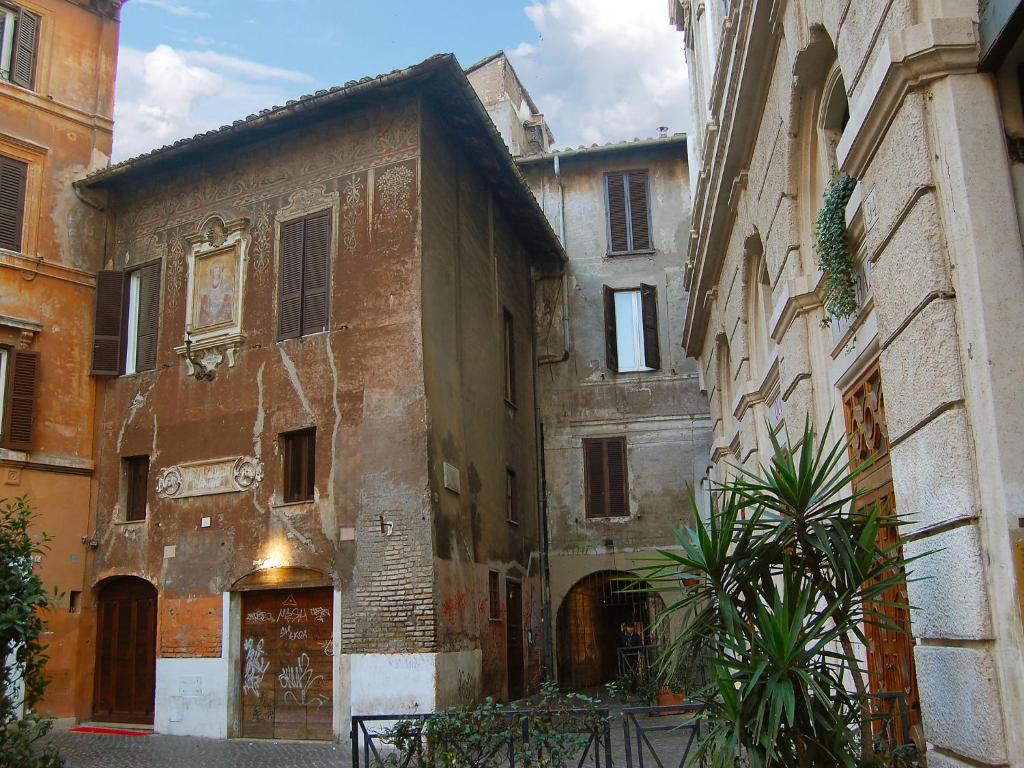 un antiguo edificio en un callejón en una ciudad en Apartment Campo de' Fiori Bright by Interhome en Roma