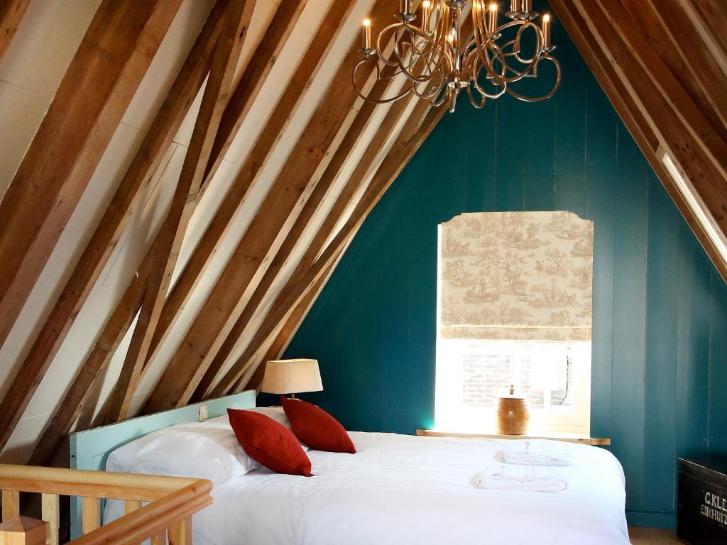 Tempat tidur dalam kamar di Villa VOC-Huys by Interhome