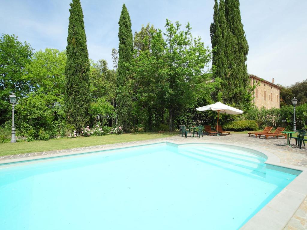 una gran piscina en un patio con árboles en Apartment Montecorneo-5 by Interhome en Montebello