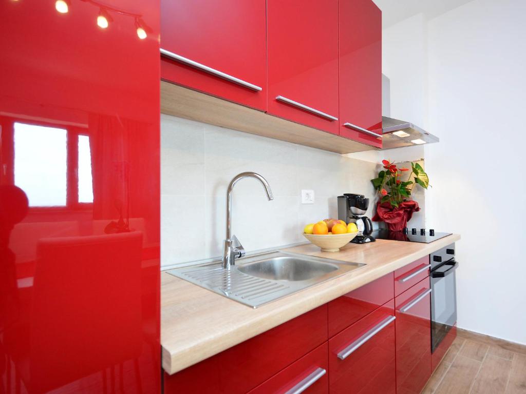 Kuchyň nebo kuchyňský kout v ubytování Apartment Kika-2 by Interhome