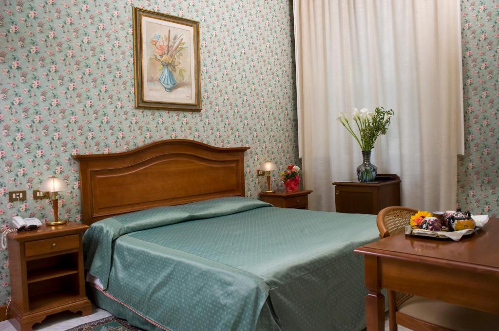 Postel nebo postele na pokoji v ubytování Hotel Beatrice