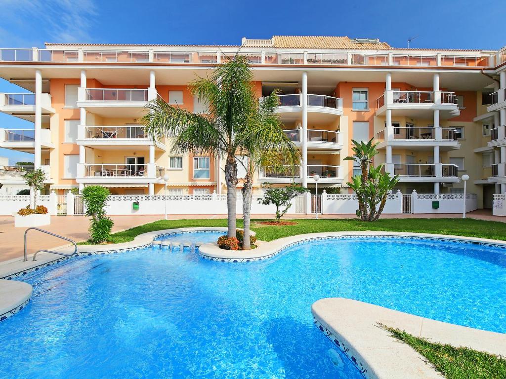 Bild eines Pools vor einem Gebäude in der Unterkunft Apartment Estrella del Mar by Interhome in Denia