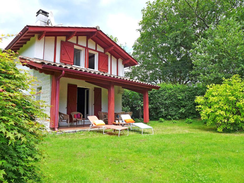 een huis met stoelen en een tafel in de tuin bij Holiday Home Eki Alde by Interhome in Saint-Pée-sur-Nivelle
