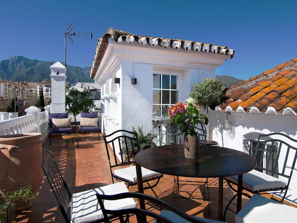 patio con mesa y sillas en el balcón en Holiday Home Marbella old town, en Marbella