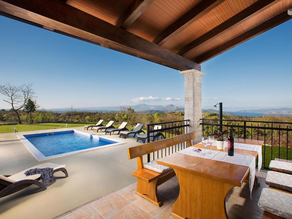 Bazén v ubytování Holiday Home Bura by Interhome nebo v jeho okolí