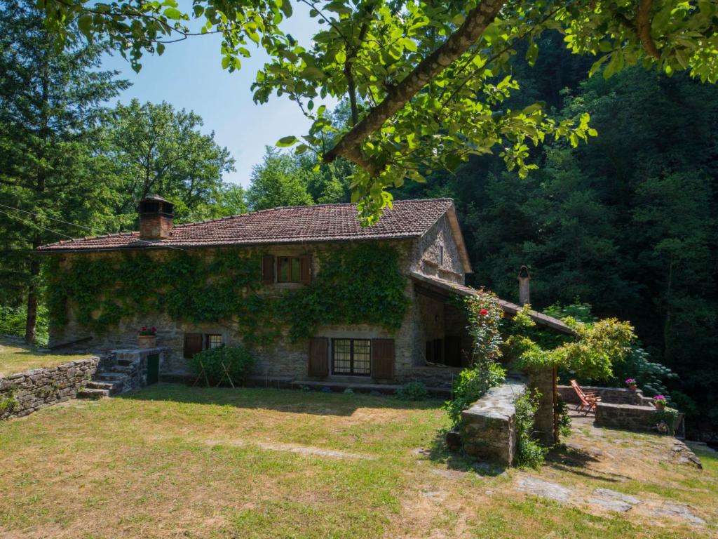 - une ancienne maison en pierre avec du lierre dans l'établissement Holiday Home Il Mulino di Cecco by Interhome, à La Ville