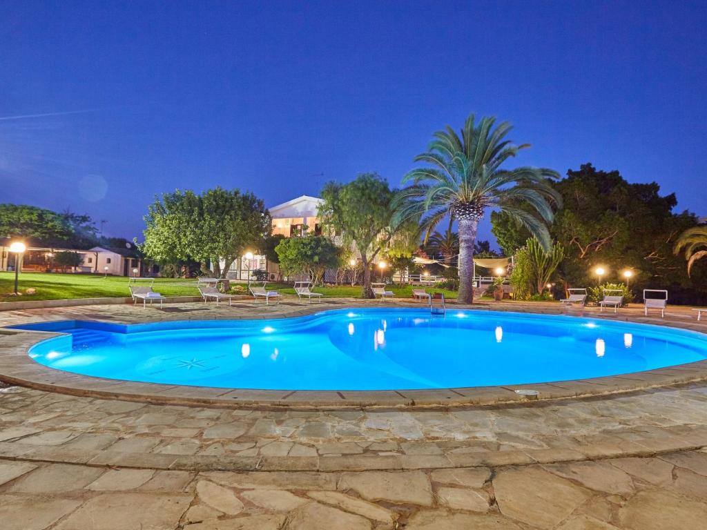 una piscina in un parco di notte di Villa Dammino by Interhome a Casa Benarifi