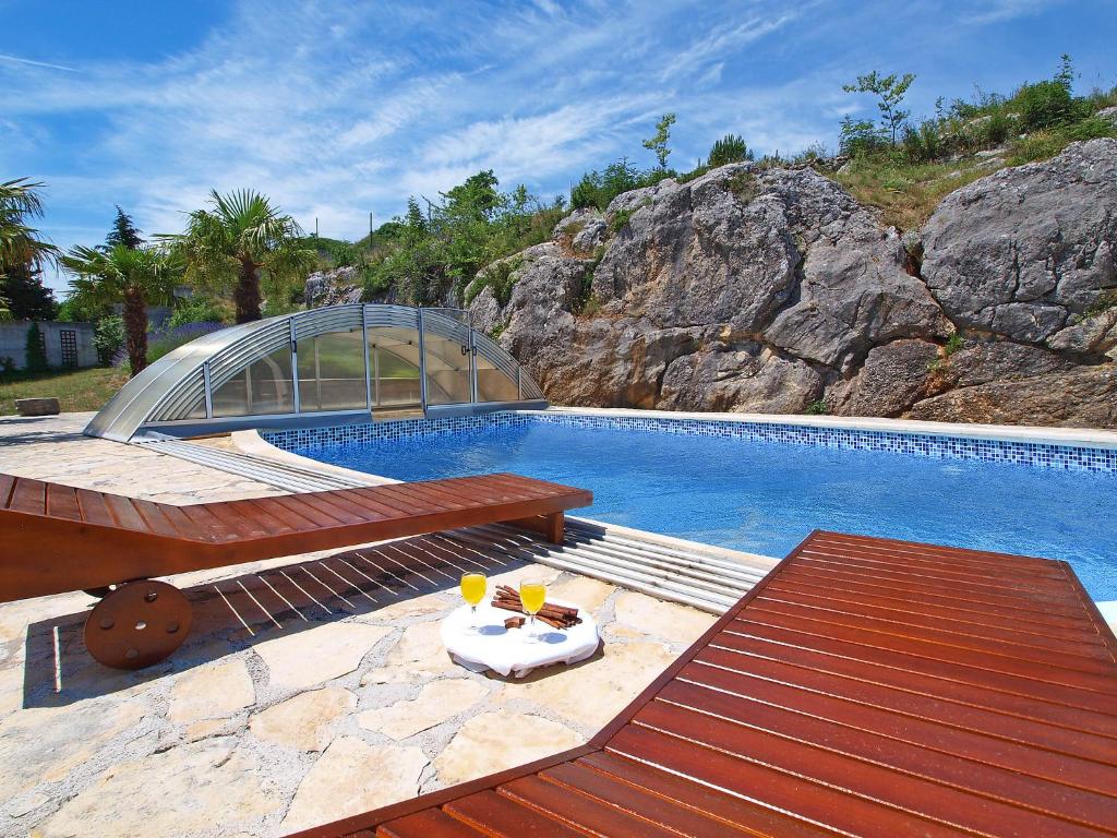 Bazén v ubytovaní Holiday Home Lilić by Interhome alebo v jeho blízkosti