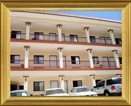 un reflejo de un edificio con coches aparcados delante en Hotel Colonial de Nogales, en Nogales