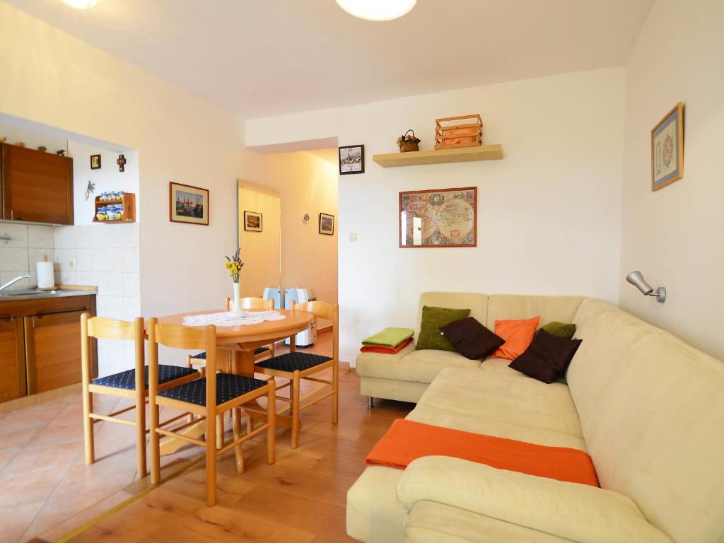 salon z kanapą i stołem w obiekcie Apartment Zvonko-2 by Interhome w mieście Lovran