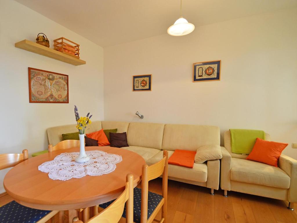 salon ze stołem i kanapą w obiekcie Apartment Zvonko-2 by Interhome w mieście Lovran