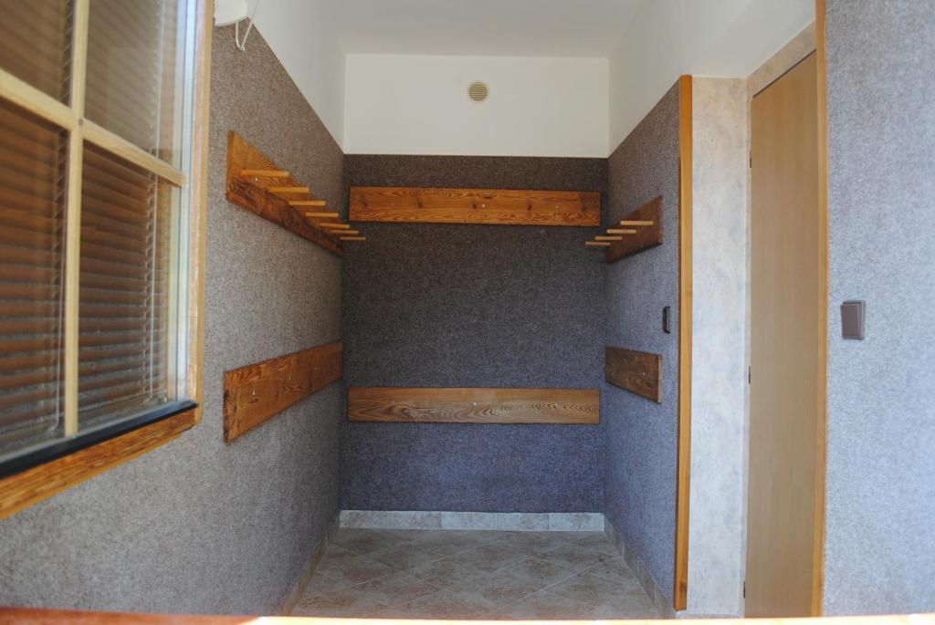 Palanda nebo palandy na pokoji v ubytování Pension B&B