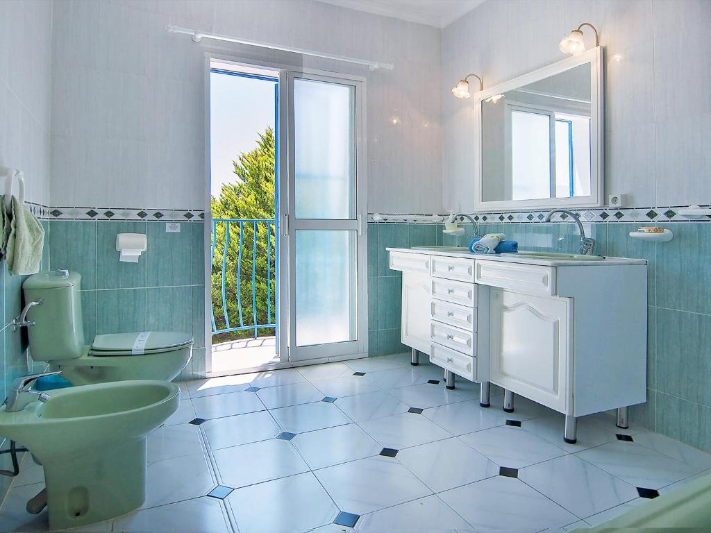 Koupelna v ubytování Villa Villa Pueblo Jara by Interhome