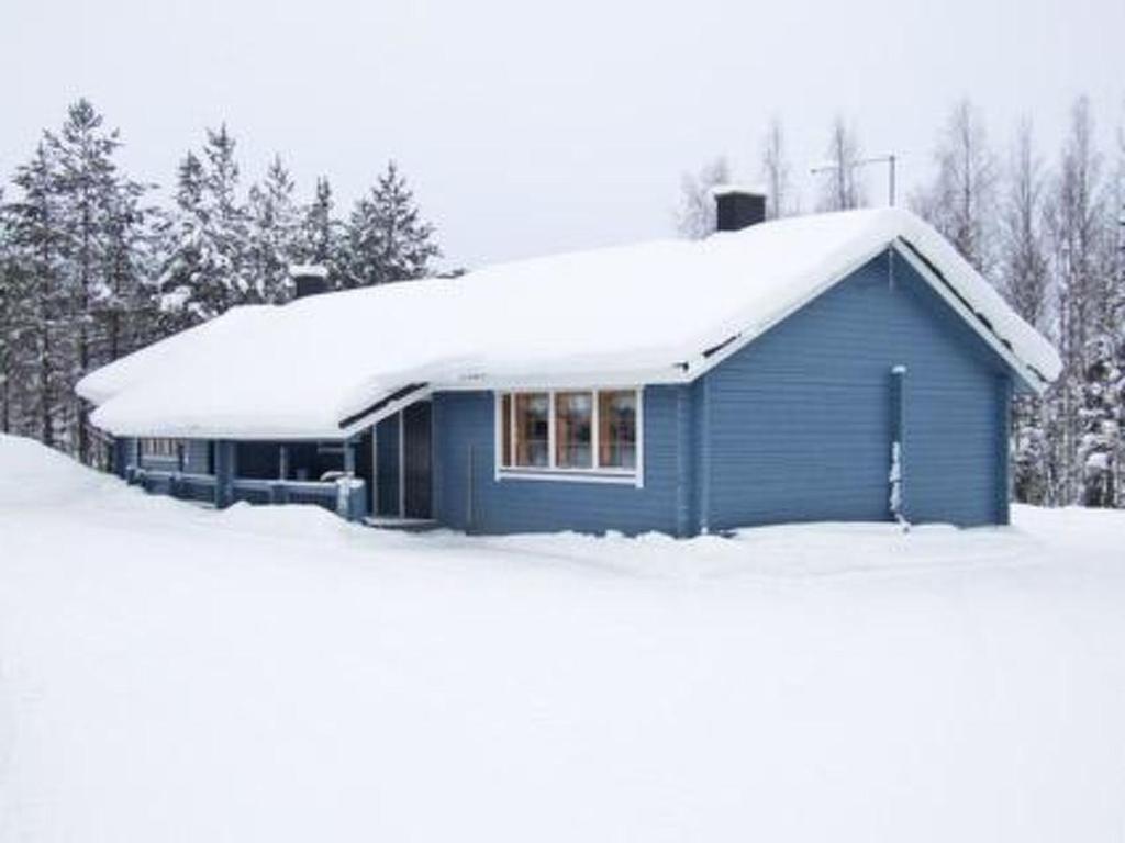 ルカにあるHoliday Home Lomapohjas 2 by Interhomeの雪の青い家