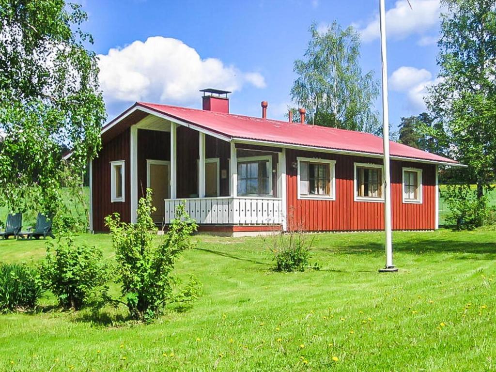 TorvoilaにあるHoliday Home Rantaheikari by Interhomeの緑地の赤屋根の赤い家