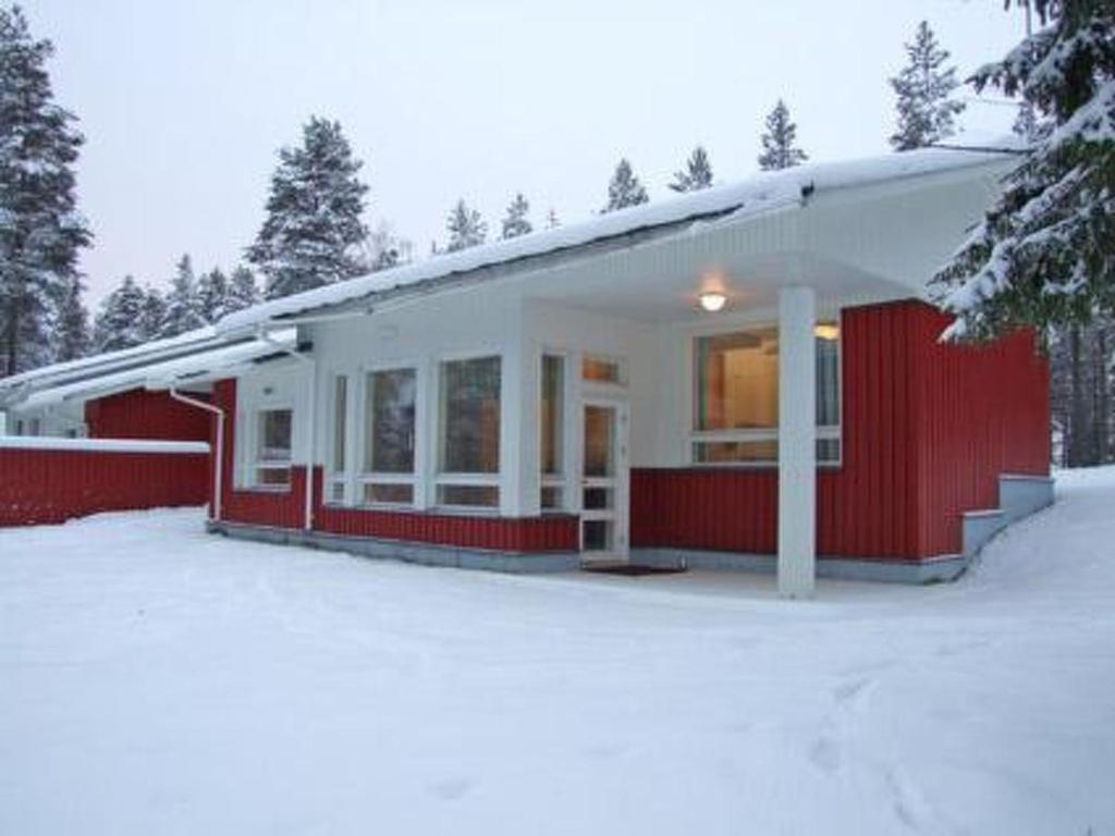una casa rossa e bianca nella neve di Holiday Home Soivio by Interhome a Poussu
