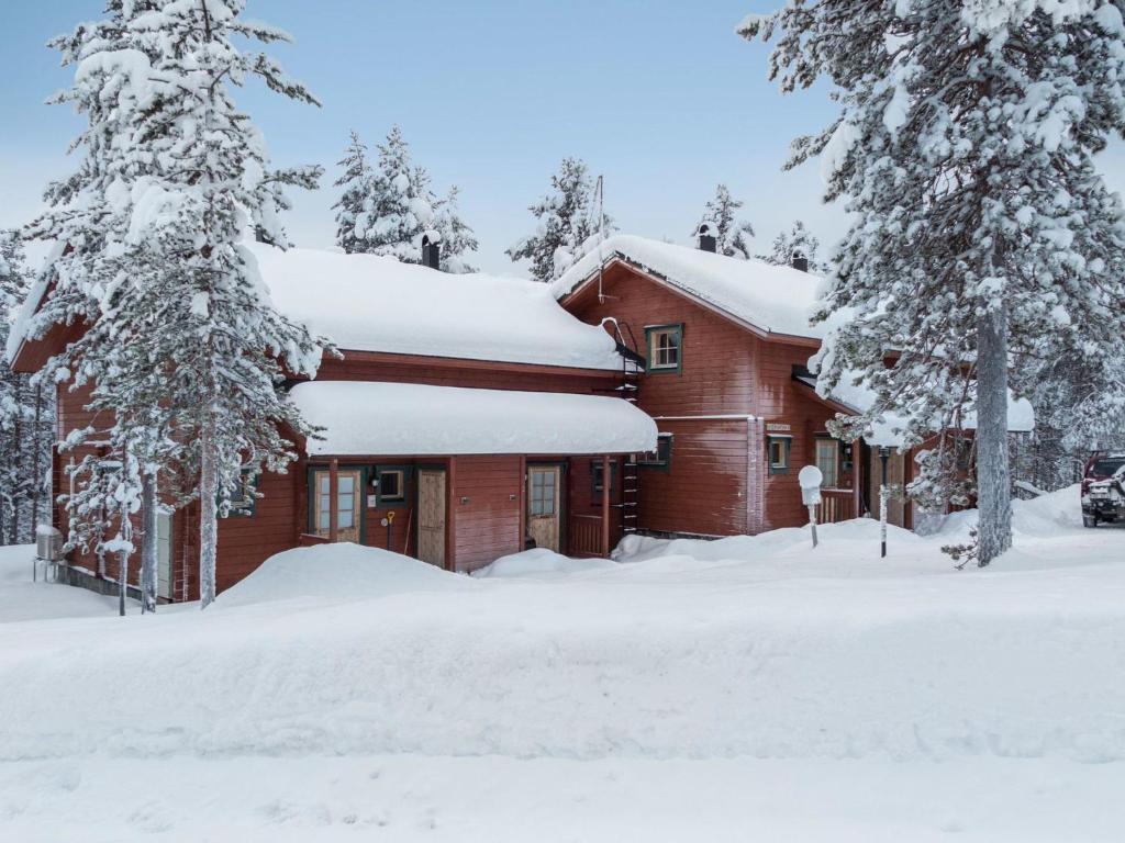 アカスロンポロにあるHoliday Home Kuerkartano 3-armas by Interhomeの雪に覆われた木々の家