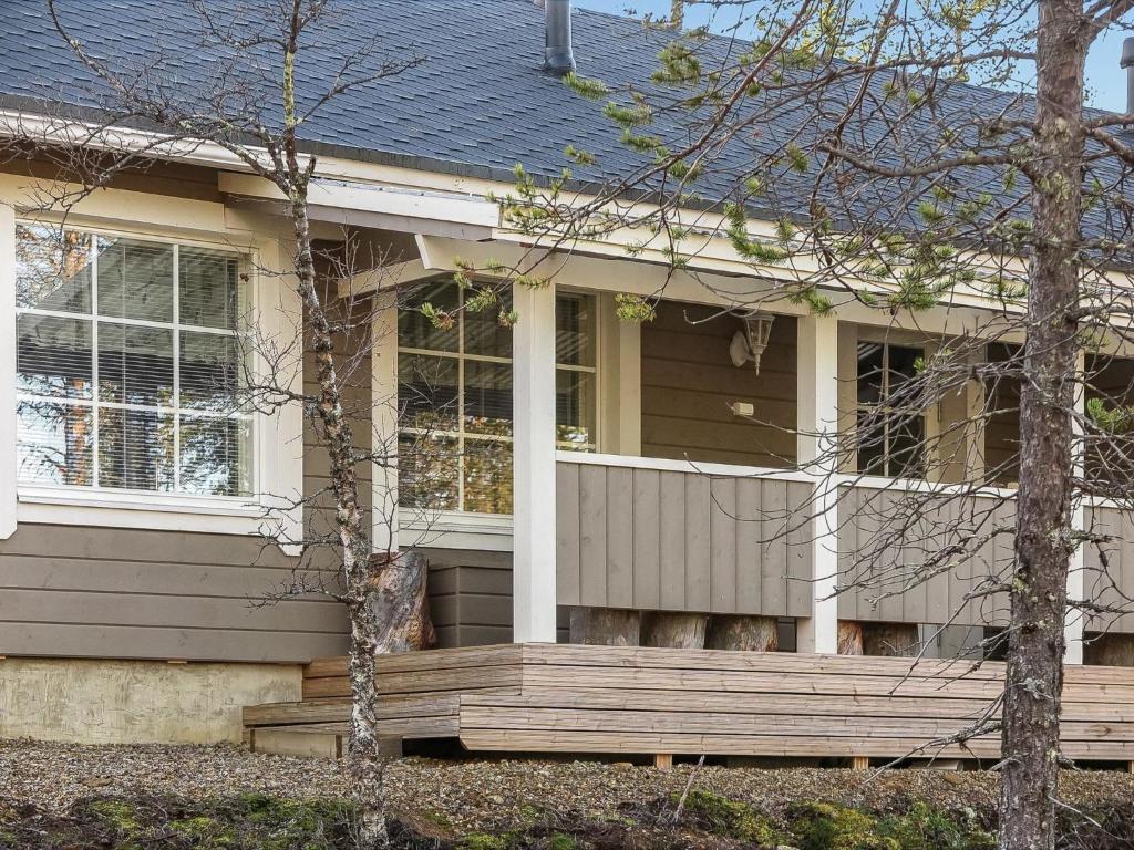 une maison avec une terrasse couverte et une terrasse en bois dans l'établissement Holiday Home Aarre b by Interhome, à Saariselka