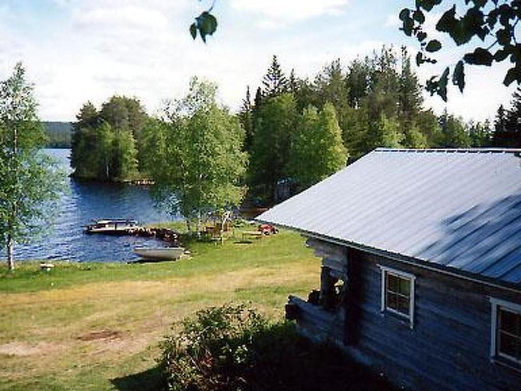 una casa a orillas de un lago con un barco en Holiday Home Raanumökki ii by Interhome, en Lampsijärvi