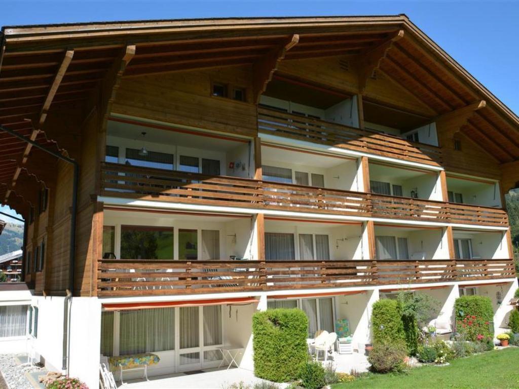 - un grand bâtiment avec des balcons sur le côté dans l'établissement Apartment La Sarine 222 by Interhome, à Gstaad