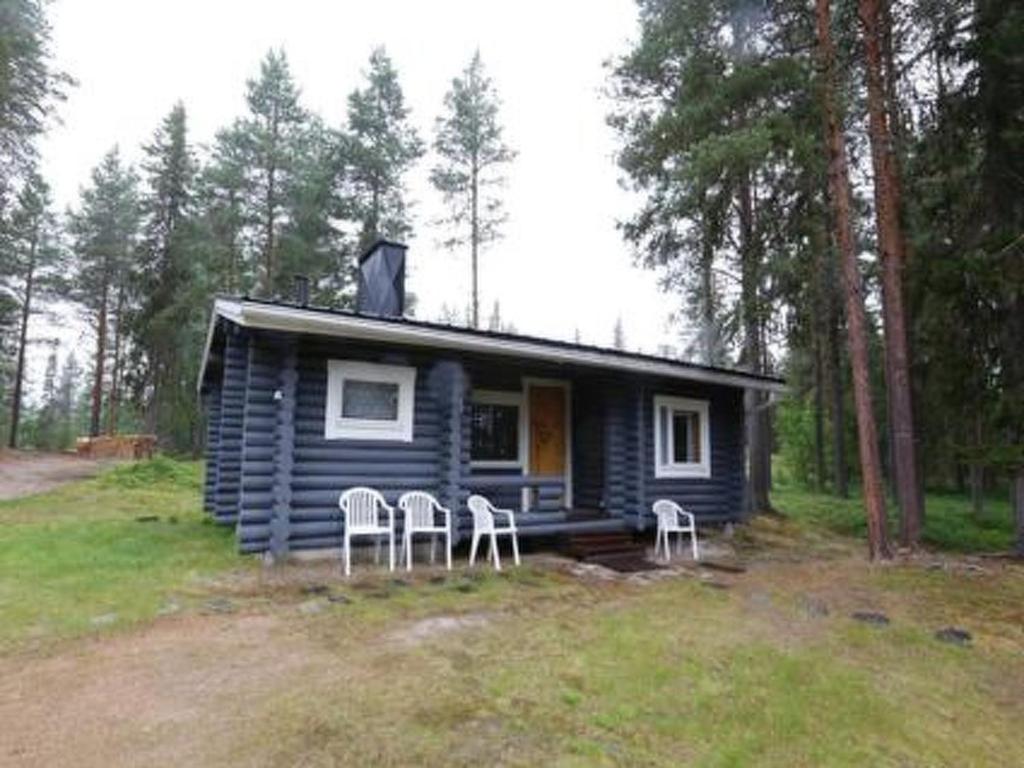 a small cabin with four chairs in front of it at Holiday Home Ravelin by Interhome in Ylläsjärvi