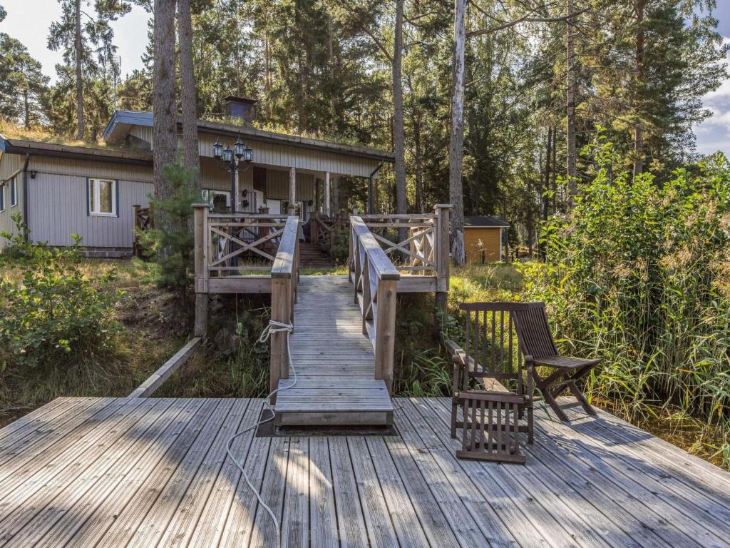 eine hölzerne Promenade, die zu einem Haus im Wald führt in der Unterkunft Holiday Home Björn by Interhome in Hitis