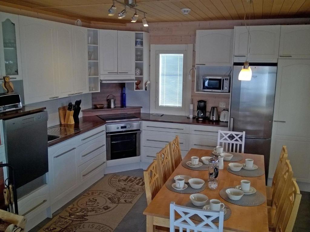 Kuchyň nebo kuchyňský kout v ubytování Holiday Home Huvila ferdinand by Interhome