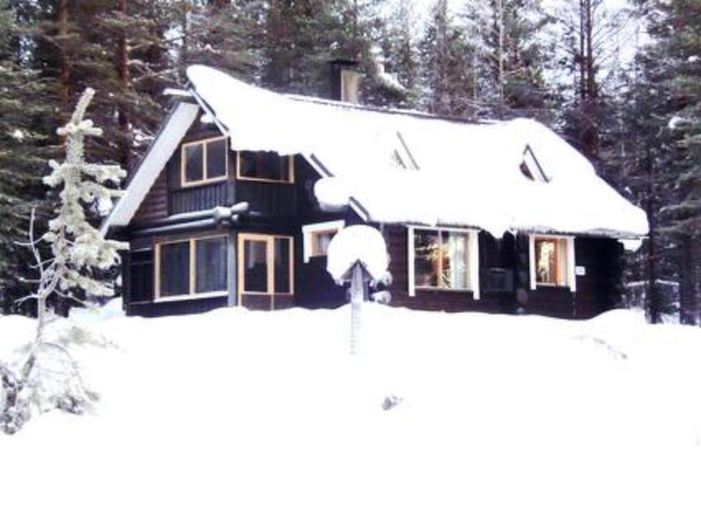 ユッラスヤルヴィにあるHoliday Home Tunturitähti- lainio by Interhomeの雪に覆われた家